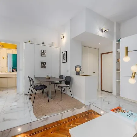 公寓 Maison Lumiere - A Few Steps From Station 米兰